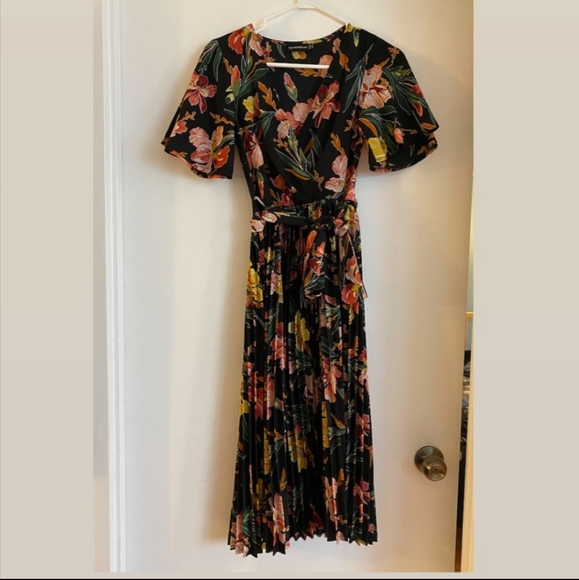 PrettyLittleThing Floral Midi Dress - Picture 2 of 3